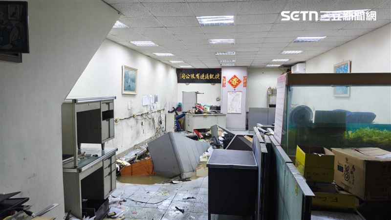 地寶建設民權東路二段巷內建案「松江明明」造成鄰房塌陷,工地緊急搶災,現場全面封鎖。(圖/記者陳韋帆攝影)