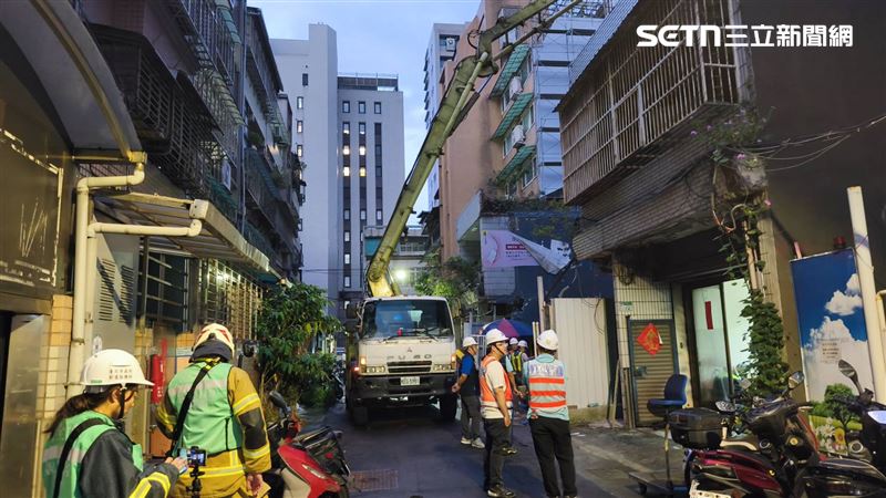 地寶建設民權東路二段巷內建案「松江明明」造成鄰房塌陷,工地緊急搶災,現場全面封鎖。(圖/記者陳韋帆攝影)