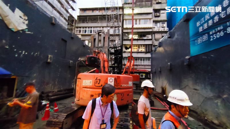 地寶建設民權東路二段巷內建案「松江明明」造成鄰房塌陷,工地緊急搶災,現場全面封鎖。(圖/記者陳韋帆攝影)