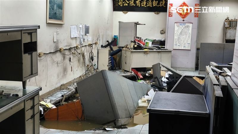 台北市民權東路二段巷內地寶建設建案「松江明明」發生施工鄰損事件,鄰屋地板直接滲水塌陷,嚇壞房客與房東。(圖/記者陳韋帆攝影)
