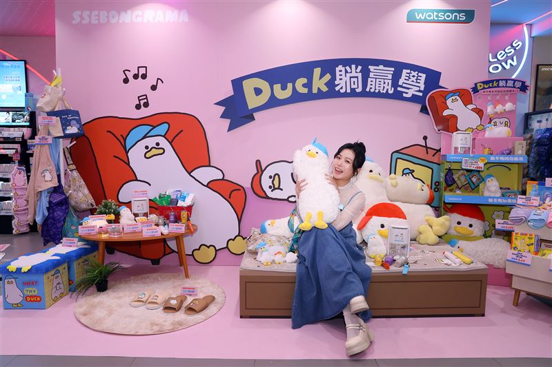 屈臣氏週年慶攜手人氣IP SSEBONGRAMA躺平鴨,推出「Duck躺贏學」系列加價購。(圖/品牌業者提供)