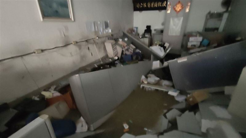 北市民宅地基掏空坍塌！員工吃午飯逃死劫