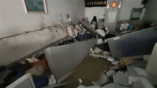 北市民宅地基掏空坍塌！員工吃午飯逃死劫