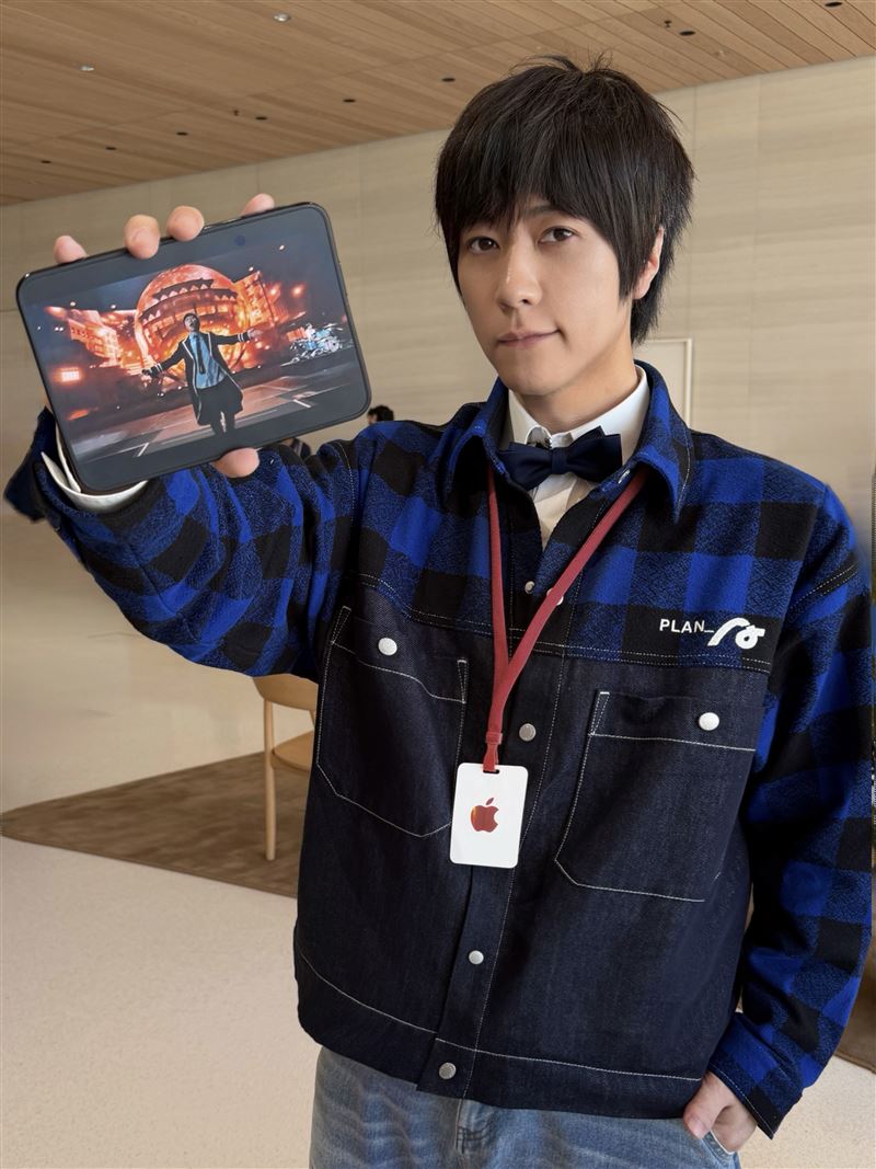 五月天主唱阿信受邀前往蘋果總部，出席iPhone新品發表會引發熱議。（圖／翻攝自IG @ashin_ig）