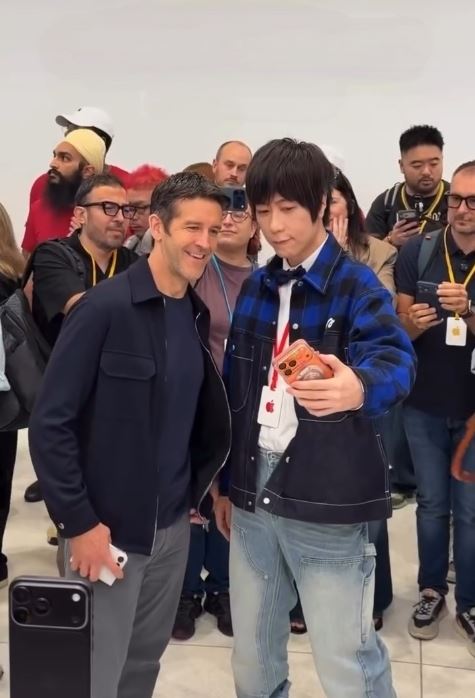 五月天阿信與蘋果新任CEO特納斯自拍時，拿的就是MOJO FAMIL聯名手機貼。（圖／翻攝自threads）