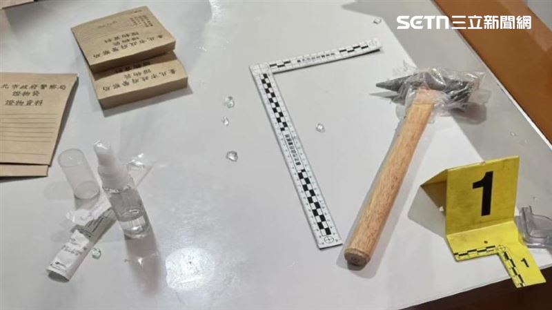 警方接連逮捕2名惡煞,現場起獲鐵鎚犯案工具、K他命、咖啡包等大量毒品