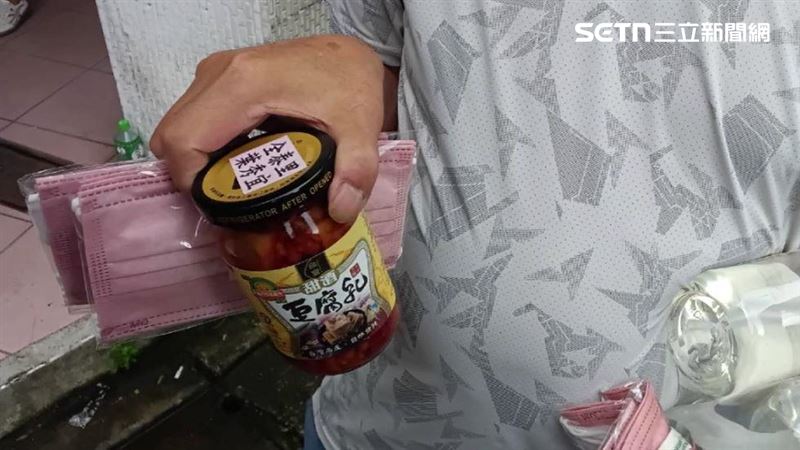 民眾指控有里長參選人涉嫌賄賂,在路邊發放生活必需品