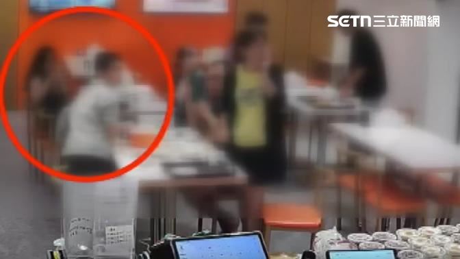 男童被嚇到整個人縮在一起，一度躲在桌底下