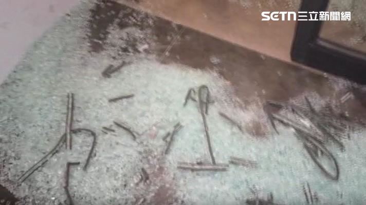 店內都是玻璃碎片
