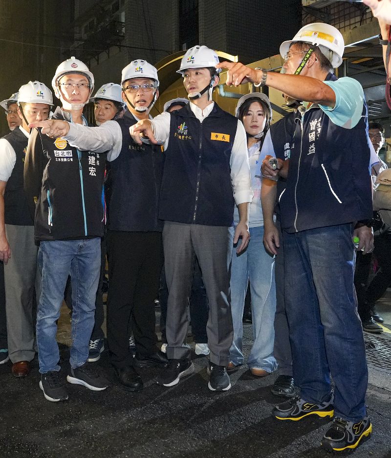 台北市中山區民權東路二段一處建物10日受因工地施工影響導致一樓地板坍塌,台北市長蔣萬安(前左3)晚間親赴現場,聽取相關單位說明事故位置及應變處理情形