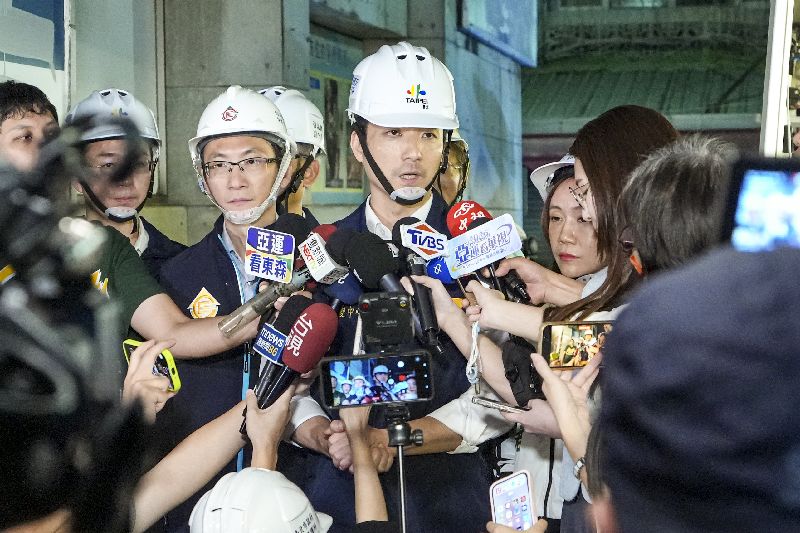 台北市中山區民權東路二段一處2層樓建物10日疑受工地施工影響,一樓地板坍塌。台北市長蔣萬安(中)晚間到場了解狀況,受訪時說明市府應變處置作為