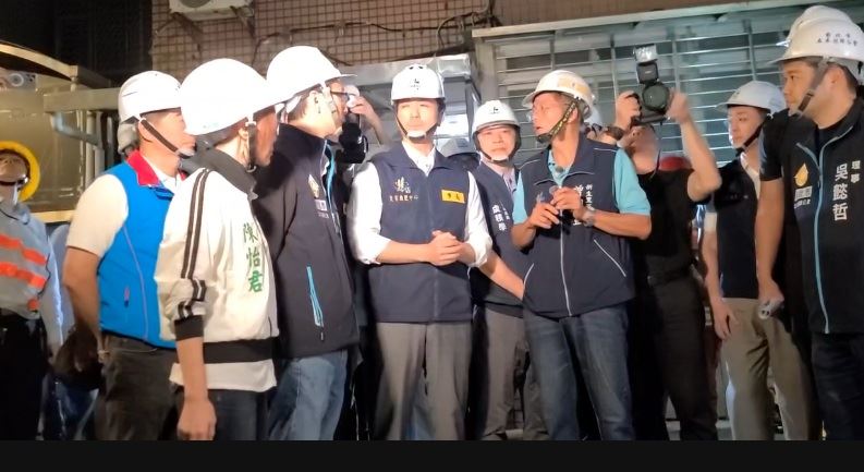 台北市長蔣萬安今(10)日晚間到中山區民權東路民宅塌陷現場勘察並聽取住戶的意意見。(圖/翻攝畫面)