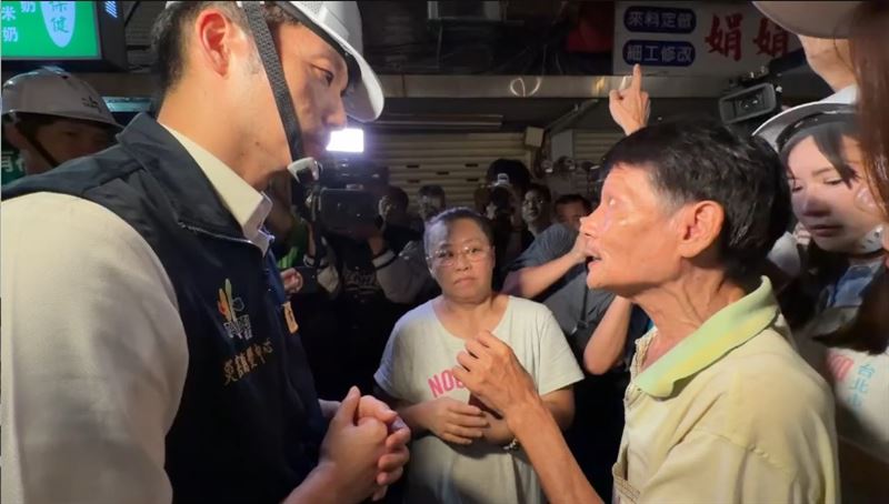 台北市長蔣萬安今(10)日晚間到中山區民權東路民宅塌陷現場勘察並聽取住戶的意意見。(圖/翻攝畫面)