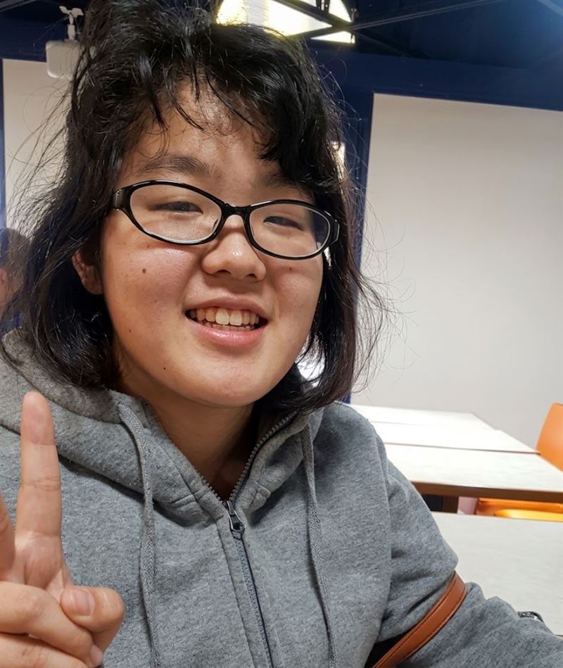 萌乃優乃公開國中時期曾因外貌遭受霸凌,並坦承 22 歲時進行了首次整形,之後便持續研究化妝技術。(圖/翻攝自萌乃優乃X)