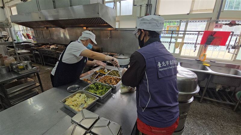 北市教育局、衛生局今（10）日再擴大查核高中熱食部供餐場所，針對市立內湖高中、市立景美女中、市立建國高中、市立華江高中、私立大同高中及市立永春高中等6校查核。（圖／台北市政府提供）