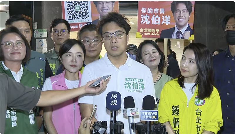 民進黨台北市長參選人沈伯洋10日晚間赴石牌商城掃街拜票前受訪。(圖/翻攝畫面)