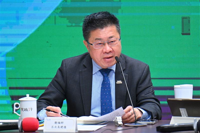 衛福部次長呂建德表示,住宿式服務機構使用者補助自今年起加碼,中重度失能者每月最高補助1萬5000元、全年最高18萬元。(圖/衛福部提供)
