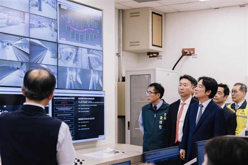 台南市區鐵路地下化工程進入通車前最後階段,總統賴清德、交通部長陳世凱、台南市長黃偉哲今(10)日共同為新台南車站揭牌。(圖/交通部提供)