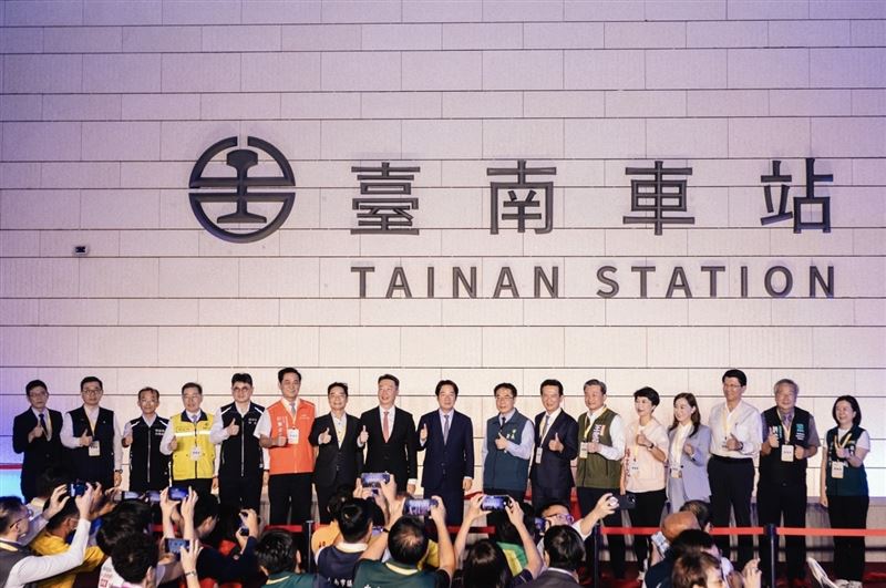 台南市區鐵路地下化工程進入通車前最後階段,總統賴清德、交通部長陳世凱、台南市長黃偉哲今(10)日共同為新台南車站揭牌。(圖/交通部提供)