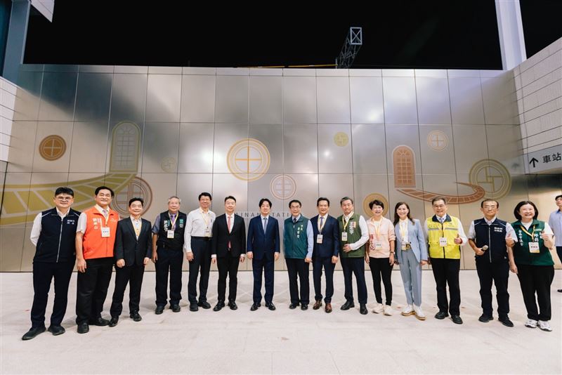 台南市區鐵路地下化工程進入通車前最後階段,總統賴清德、交通部長陳世凱、台南市長黃偉哲今(10)日共同為新台南車站揭牌。(圖/交通部提供)