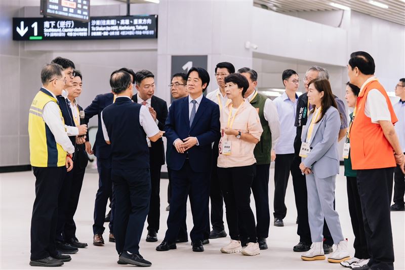 台南市區鐵路地下化工程進入通車前最後階段,總統賴清德、交通部長陳世凱、台南市長黃偉哲今(10)日共同為新台南車站揭牌。(圖/交通部提供)