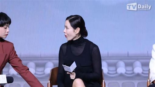 孫藝真裙底走光！NANA伸手神救援全網讚翻