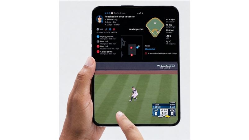 衝這點我要買！iPhone Duo雙螢幕看球畫面