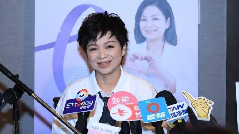 楊貴媚抱中風母剪髮遭取締　警嗆你家的事