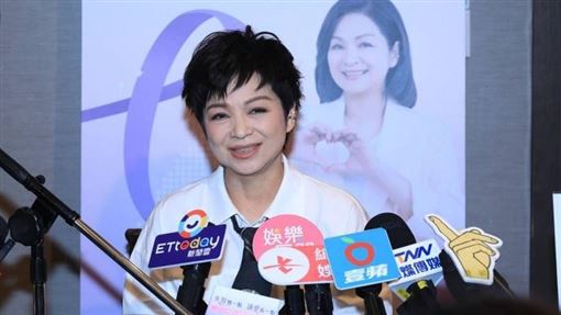 楊貴媚抱中風母剪髮遭取締　警嗆你家的事