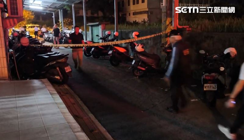 花蓮警分局軒轅派出所驚傳槍響,36歲陳姓員警疑自戕,倒臥停車棚牆邊,被緊急將人送往慈濟醫院搶救。(圖/翻攝畫面)