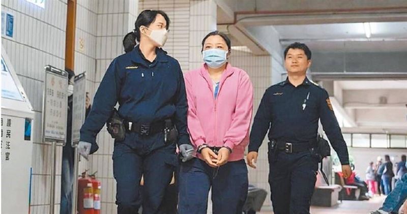 李團長(中)目前遭羈押,民事求償審理期間,她具狀表示「不願被提解到庭」。(圖/報系資料照)
