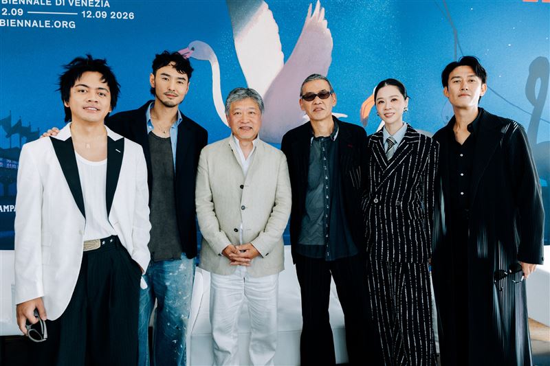 (左起)喬瑟夫、阮經天、導演是枝裕和、導演SABU、謝盈萱、塚原大助在官方記者會後台留影。(圖/一條龍虎豹國際娛樂提供)