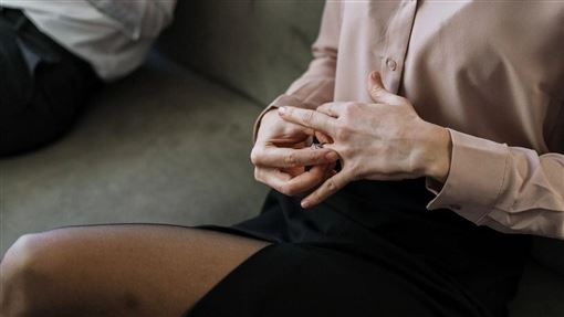 挑逗課長傳給我看多硬？汽車女業務被告了