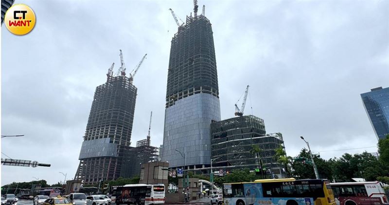 雙子星大樓開發商突然要減少樓層,私地主擔心權益受損,極力抗議