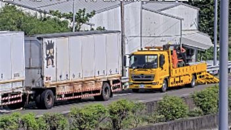 國道1號南向,台中市南屯交流道入口今天(11日)上午發生車輛掉落大量散落物事故。(圖/翻攝自高公局官網)