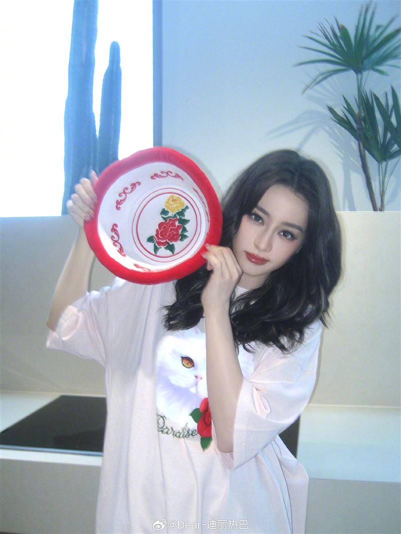 迪麗熱巴與陳飛宇的緋聞引發熱烈討論。(圖/翻攝自Dear-迪丽热巴微博)