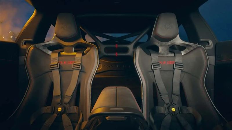 碳纖維賽車座椅搭配六點式安全帶。(圖/翻攝Mercedes-AMG網站)
