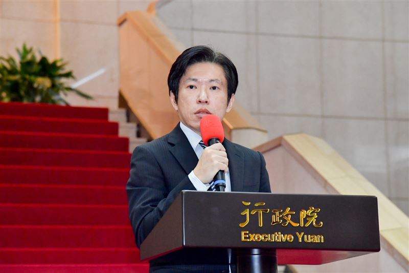 行政院祕書長張惇涵針對「強化國防自主暨無人載具產業發展條例」議題發表談話(圖/行政院提供)