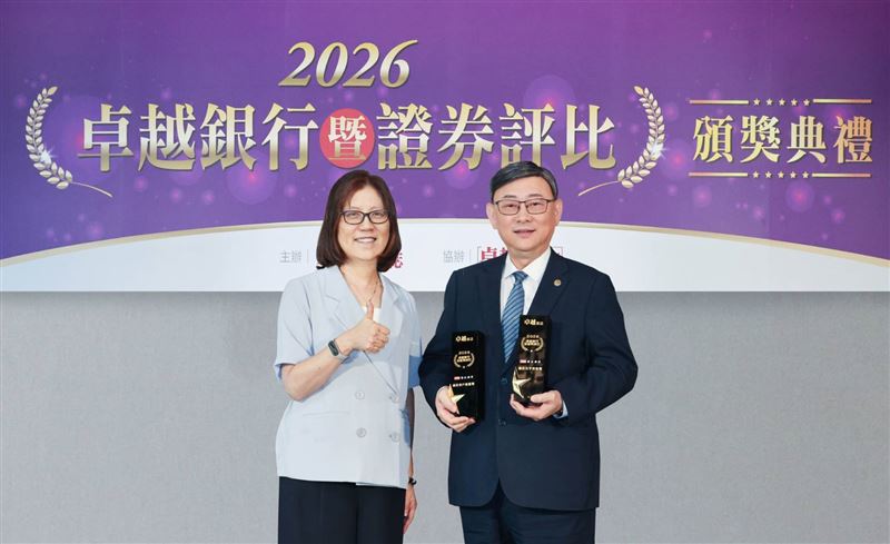 彰銀獲2026卓越銀行評比「最佳公平待客獎」及「最佳客戶推薦獎」,由金管會主任秘書尚光琪(左)頒獎,彰銀總經理簡志光(右)代表領獎。(圖/彰化銀行提供)