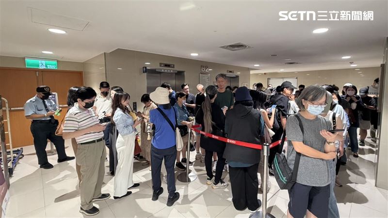 新口味蛋黃酥開賣前超過百人排隊。(圖／記者賴俊佑攝影）