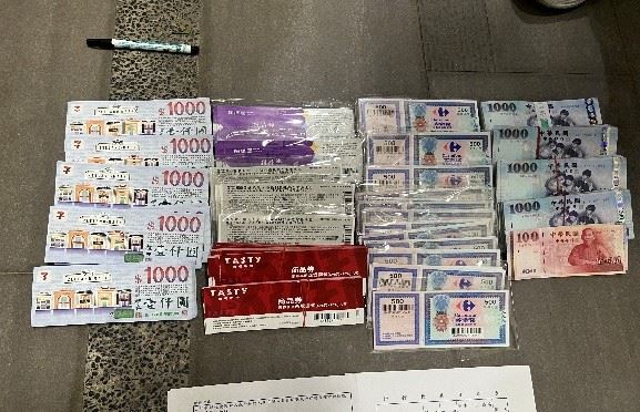 警方前往高雄商辦大樓逮捕侯姓負責人與幹部共9人。(圖/翻攝畫面)