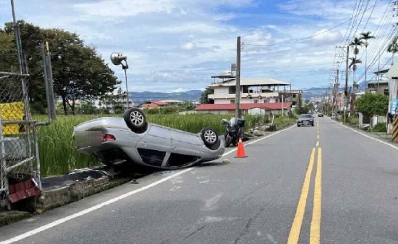 71歲鄭姓婦人的車輛當場翻覆,腿部受有擦挫傷送醫。(圖/翻攝畫面)