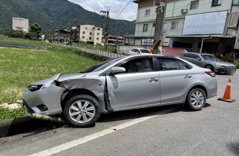 73歲顏姓婦人的車輛則衝下路邊田裡。(圖/翻攝畫面)