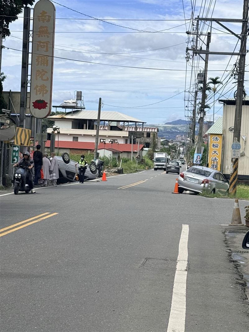 翻車地點旁剛好立有一座巨大的「南無阿彌陀佛」看板。(圖/翻攝自Threads @ajj728jja)