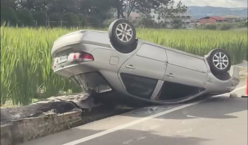 「阿彌陀佛」前猛撞！2嬤車輛翻覆卡田溝