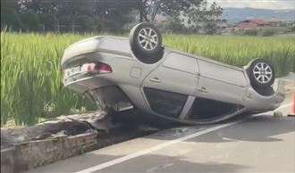 「阿彌陀佛」前猛撞！2嬤車輛翻覆卡田溝