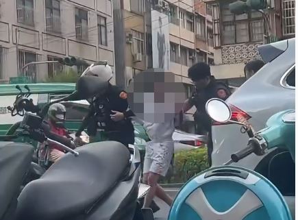 黃男被警方壓制的過程也被陳女拍下。(圖/翻攝IG)