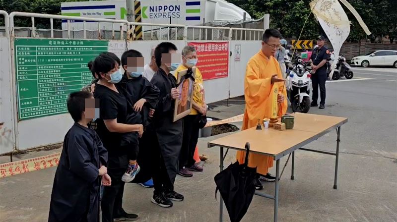 死者家屬認為營造商推卸責任,事發後也不聞不問,今天帶著死者的3個幼兒在工地外招魂、討公道。(圖/翻攝畫面)