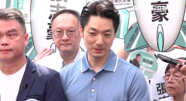 蔣萬安問A答B,跳針「生生喝鮮奶」讓網友傻眼。(圖/翻攝畫面)