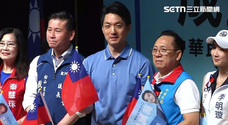 蔣萬安超尷尬！議員送3隻猴子